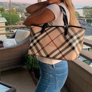 Burberry shoulder bag with pouch included